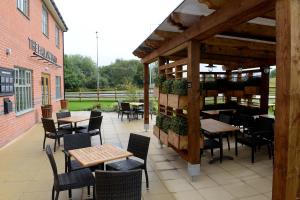 Un restaurante o sitio para comer en Fallow Field, Telford by Marston's Inns