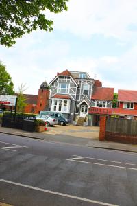 um grande edifício ao lado de uma rua em Gidea Park Hotel em Romford