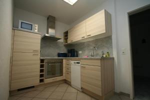 Кухня или мини-кухня в Ferienwohnung Templin
