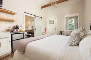 1 dormitorio blanco con 1 cama grande y cocina en Mustard Seed B&B on the Llano, en Llano