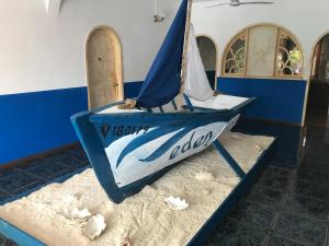 un pequeño barco sentado en una mesa en una habitación en Eden Villa en Belle Mare