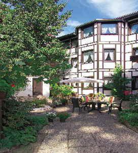 um grande edifício com uma mesa em frente em Pension Villa Irene em Bad Harzburg