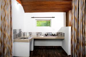 Una cocina o kitchenette en Rock Haven Wayanad