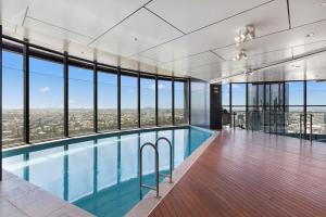 einen Pool in einem Gebäude mit Fenstern in der Unterkunft Brisbane Skytower by CLLIX in Brisbane