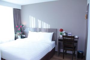 Giường trong phòng chung tại KL Hotel