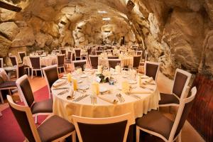 uma sala de jantar com mesas e cadeiras numa caverna em Hotel Eguren Ugarte em Laguardia