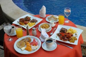 Makanan di atau di tempat lain dekat hotel