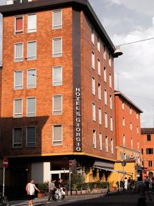 um edifício de tijolos com uma placa na lateral em Hotel San Giorgio em Bolonha