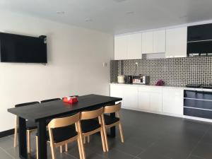 Een keuken of kitchenette bij Pho Bien Homestay