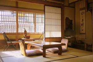 Ryokan Kaminaka tesisinde bir oturma alanı