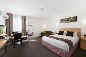 เตียงในห้องที่ Comfort Inn Capital Horsham