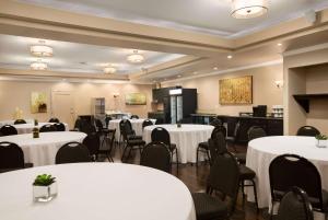 Ramada by Wyndham Emerald Park/Regina East tesisinde bir restoran veya yemek mekanı