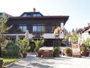 un edificio con una mesa delante en Momini Dvori Boutique Guest House en Bansko