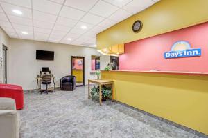 Телевизия и/или развлекателен център в Days Inn by Wyndham Bradenton - Near the Gulf