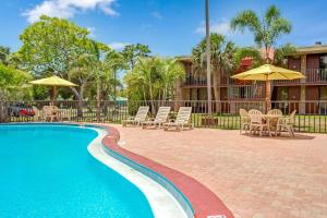 Басейн в или близо до Days Inn by Wyndham Bradenton - Near the Gulf