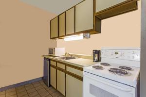 Kitchen o kitchenette sa Days Inn by Wyndham Virginia Beach At The Beach