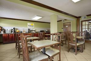 Ein Restaurant oder anderes Speiselokal in der Unterkunft Days Inn by Wyndham Southaven MS 