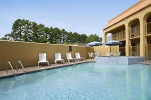 Der Swimmingpool an oder in der Nähe von Days Inn by Wyndham Southaven MS