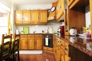 Kitchen o kitchenette sa GuestHouse Pombinha