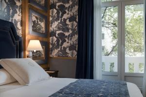 A bed or beds in a room at Relais & Châteaux Heritage Hotel