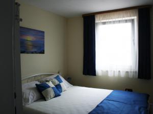 Кровать или кровати в номере Apartment Azriel