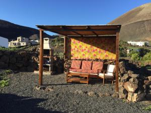 un divano sotto un gazebo di Casa Rural los Ajaches a Yaiza