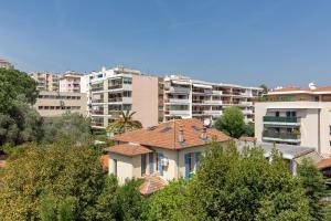 uma casa em frente a alguns edifícios de apartamentos em Aby em Cannes