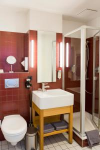 Auszeit Hotel Düsseldorf - das Frühstückshotel - Partner of SORAT Hotels tesisinde bir banyo