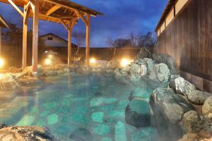 Peldbaseins naktsmītnē Kusatsu-onsen Hotel Resort vai tās tuvumā