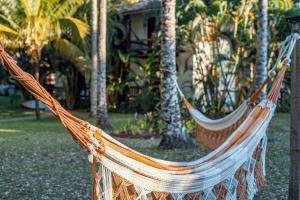 duas redes num quintal com palmeiras em Aldeia do Mar Hotel em Itacaré