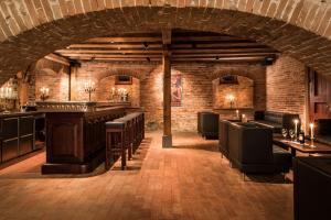 un restaurant avec un bar avec des chaises et un mur en briques dans l'établissement Hotel Schloss Freudental, à Allensbach