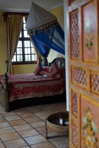 um quarto com uma cama de dossel azul em Zanzibar Palace Hotel em Zanzibar City