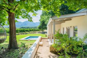 Der Swimmingpool an oder in der Nähe von La Chataigne Wines & Guest Cottages