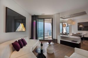 Un pat sau paturi într-o cameră la Royal Beach Hotel Tel Aviv by Isrotel Exclusive