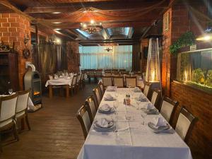 une salle à manger avec une grande table et des chaises dans l'établissement Hotel Fortuna, à Banja Luka