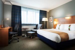 ein Hotelzimmer mit einem Bett, einem Schreibtisch und einem Stuhl in der Unterkunft Holiday Inn London Bloomsbury, an IHG Hotel in London