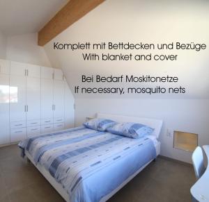 - une chambre dotée d'un lit avec des draps bleus dans l'établissement Passivhaus 750m vom Bodensee -- 2x E-bike inklusive -- Neubau 2019 am Ortsrand, à Öhningen