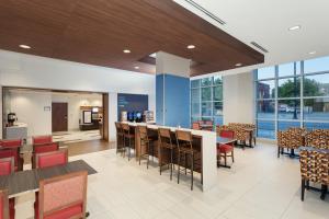 אזור ישיבה ב-Holiday Inn Express & Suites Downtown Ottawa East, an IHG Hotel