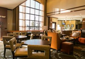 Zona de estar de Staybridge Suites Austin North - Parmer Lane, an IHG Hotel