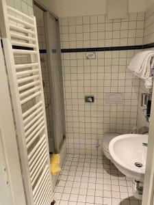 La salle de bains est pourvue de toilettes et d'un lavabo. dans l'établissement Münchner Hofbräu Coburg, à Cobourg