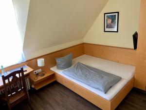 - une petite chambre avec un lit et un bureau dans l'établissement Münchner Hofbräu Coburg, à Cobourg