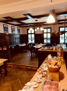 une salle à manger avec des tables et des chaises dans un restaurant dans l'établissement Münchner Hofbräu Coburg, à Cobourg