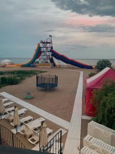 un parco giochi sulla spiaggia con scivolo di Villa Vi-Ta a Zatoka