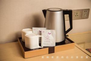 Lavande Hotel Guiyang Huaguoyuan Shopping Mallにあるコーヒーまたはお茶