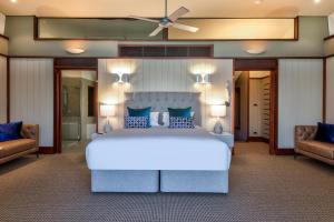 Una cama o camas en una habitación de Yacht Club Villas on Hamilton Island by HIHA