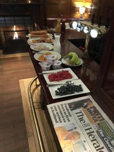 un buffet con platos de comida y un periódico en Babbity Bowsters en Glasgow