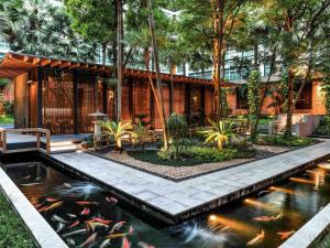 Een tuin van Pullman Bangkok King Power