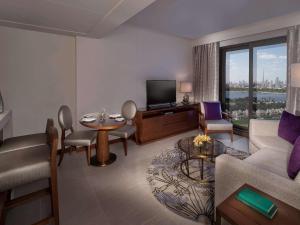 Телевизия и/или развлекателен център в Pullman Dubai Creek City Centre Residences