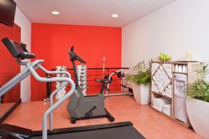 uma sala de fitness com paredes vermelhas e um ginásio em NH Collection Buenos Aires Centro Histórico em Buenos Aires