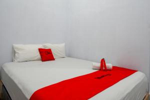 Voodi või voodid majutusasutuse RedDoorz Plus at Hawai Inn Near Mall of Panakukang toas